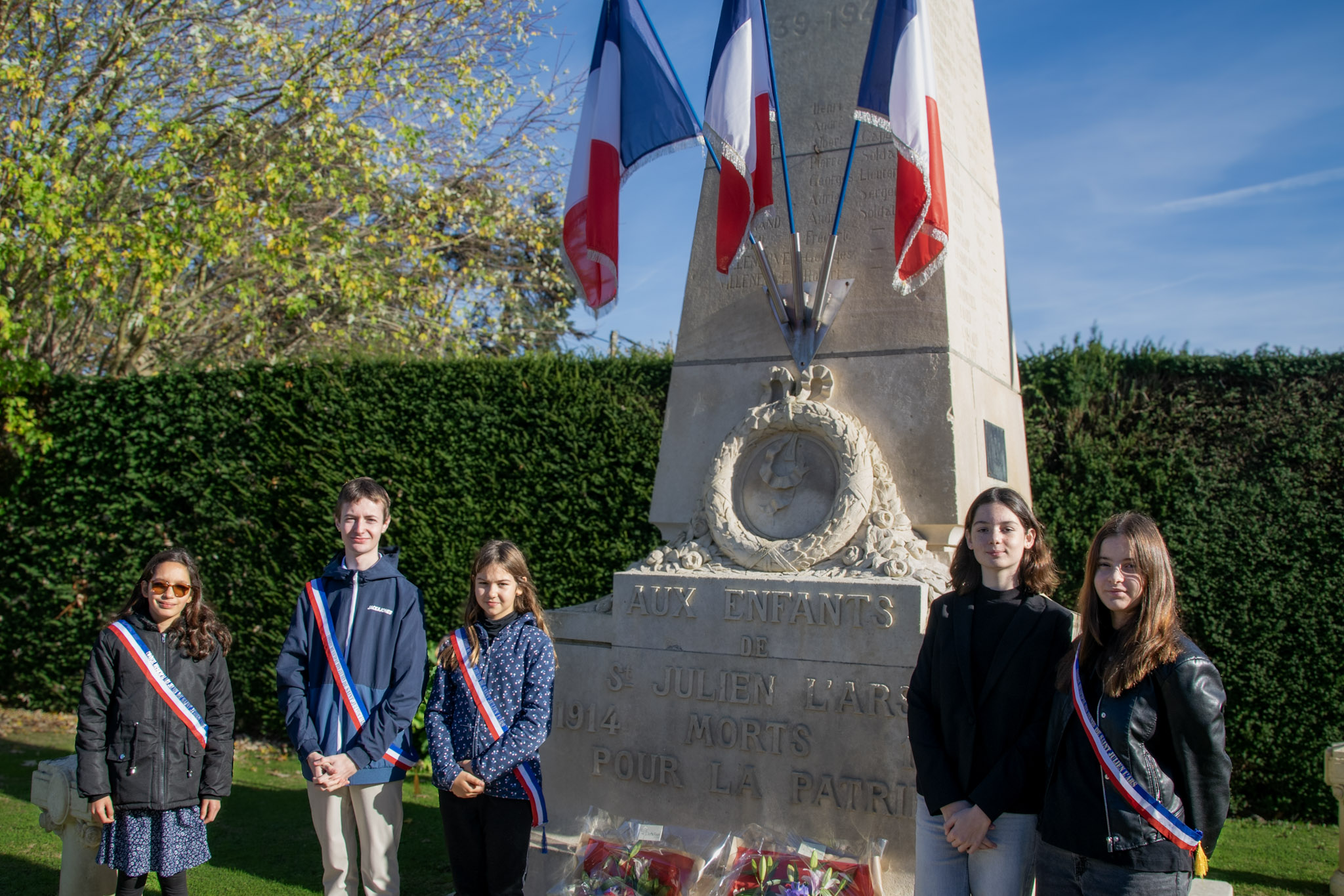 Elus du Conseil Municipal des Jeunes, devant le monument aux morts